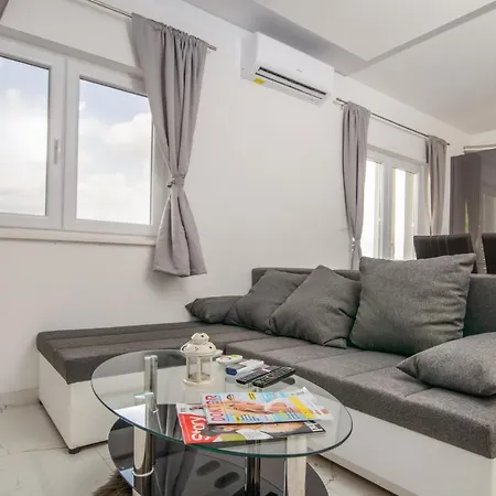 Apartment Pelja